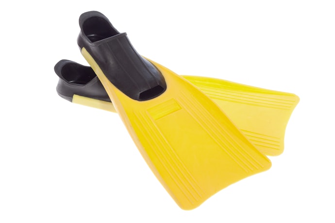 Closed heel fins atau full foot memberikan kontrol yang lebih baik untuk freediver