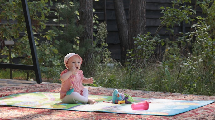 Playmat karpet, umumnya berbahan solid dan tidak mudah bergeser