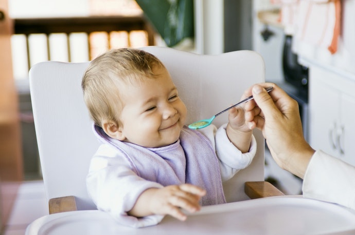 Untuk bayi usia 6 bulan ke atas, pilih bahan silikon dan bahan antiair lainnya