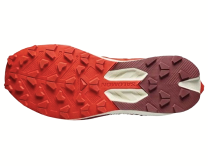 Untuk medan basah dan berlumpur, pilih sepatu trail running dengan grip yang menonjol