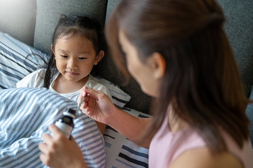 Cek selalu usia pemakaian pada kemasan dan cari yang sesuai usia anak
