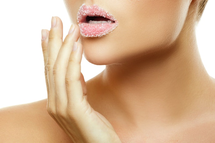 Jika kulit juga sensitif, hindari scrub yang mengandung alkohol, pewangi, dan pewarna