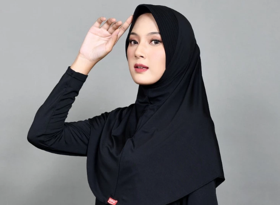 Pastikan materialnya tidak transparan supaya bisa menutup aurat dengan sempurna