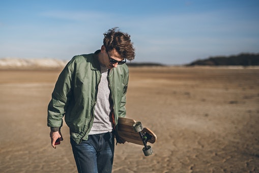 Bomber jacket: Jaket multifungsi membuat penampilan makin keren