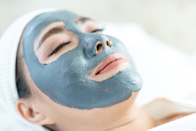 Jika bruntusan disertai jerawat, pilih clay mask dengan kandungan anti-acne, seperti tea tree oil atau niacinamide