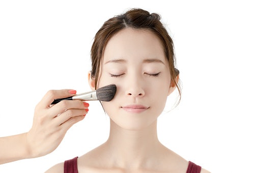 Kulit cerah, tampil segar dengan warna soft pink, light coral, atau peach