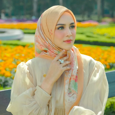Buttonscarves: Menawarkan hijab dari bahan satin silk yang menampilkan kesan mewah