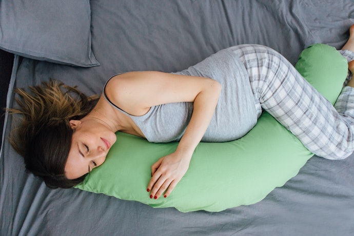 Untuk Anda yang hamil tua, pilihlah bantal guling berbentuk bulan sabit
