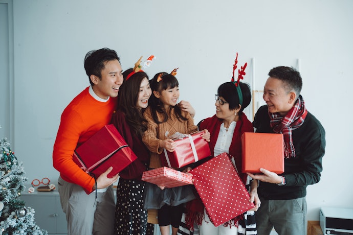 Untuk keluarga, cari hampers Natal berupa kue atau makanan yang bisa disantap bersama
