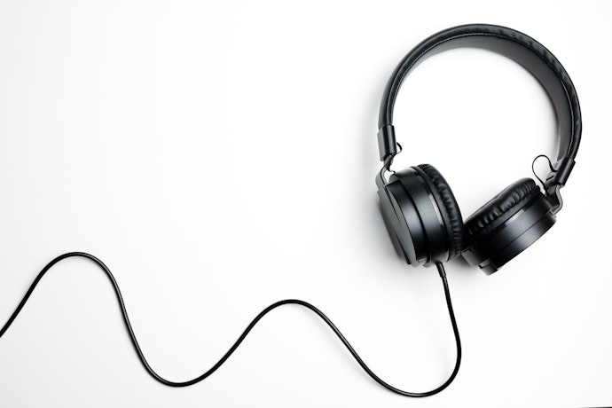 Headset kabel, kualitas audio bagus dan tidak menggunakan baterai