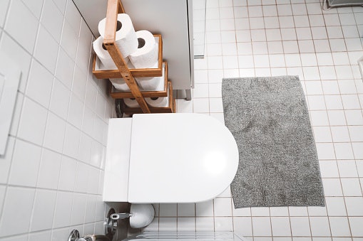 Keset bentuk persegi panjang pas untuk toilet yang luas