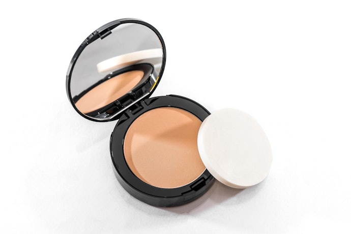 Foundation powder: Paling praktis karena bisa dipakai tanpa makeup lanjutan