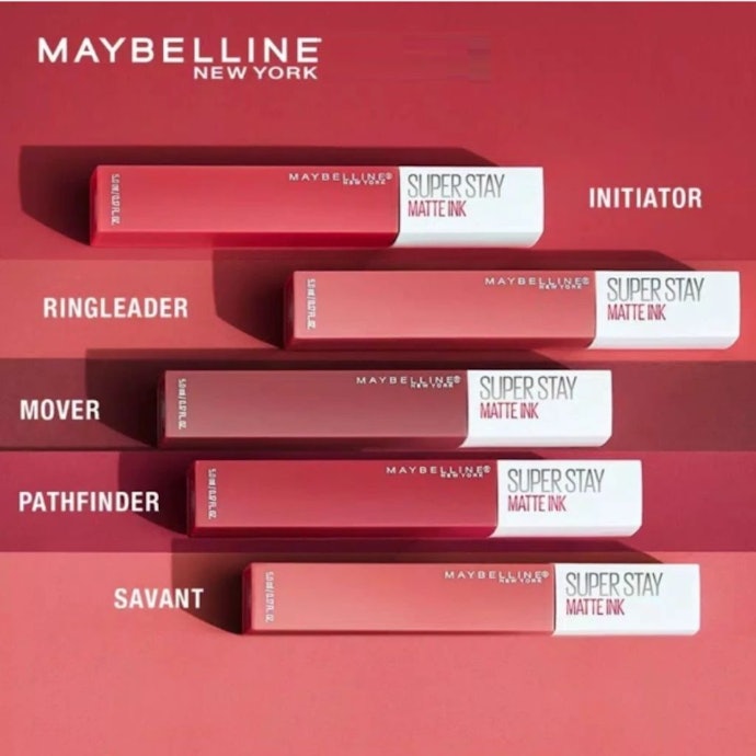 Maybelline: Lipstik waterproof dengan ketahanan tinggi terhadap air dan keringat untuk aktivitas outdoor