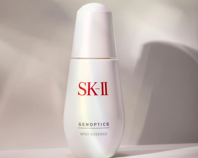 Untuk menyamarkan flek hitam atau bekas jerawat, pilih SK-II GenOptics Spot Essence
