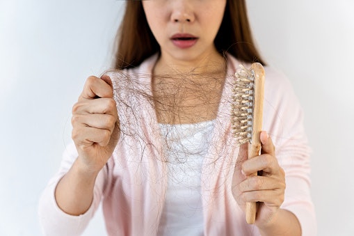 Bila kerontokan disebabkan oleh hormon, misalnya saat hamil atau pasca melahirkan, pilih shampoo sesuai dengan jenis kulit kepala