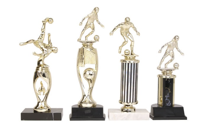 Piala patung atau boneka, sesuaikan figurnya dengan tema olahraga