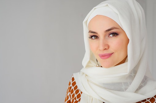Hijab voal polos, berikan kesan yang lebih simpel