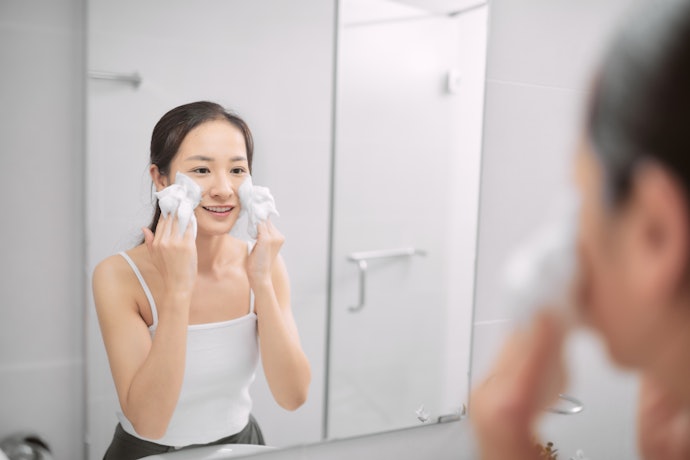 Untuk kulit sensitif yang kusam, cari yang mengandung niacinamide