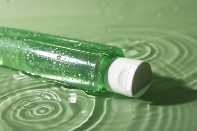 Pilih yang punya soothing agent seperti Aloe vera dan Centella asiatica: Untuk menenangkan kulit yang sensitif