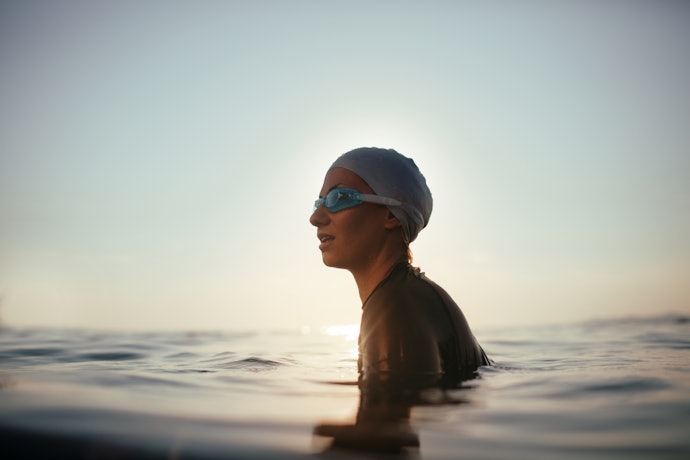 Untuk renang open water, gunakan kacamata renang dengan lensa mirrored dan UV-protection