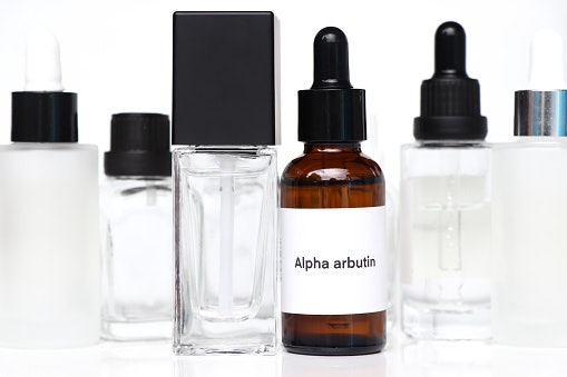 Untuk kulit kusam dan noda hitam bekas jerawat, cari yang dilengkapi brightening agent, seperti vitamin C tranexamic acid, niacinamide, dan arbutin