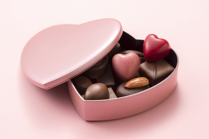 Untuk pacar wanita: Bunga, cokelat, atau barang couple