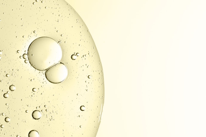 Untuk minyak berlebih dan tampilan pori-pori besar: Cari kandungan oil control seperti niacinamide