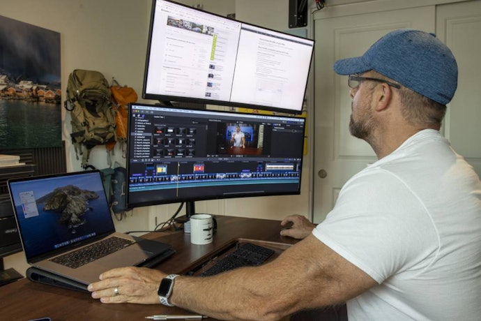 Professional setup: Monitor dengan resolusi tinggi dan kualitas warna yang bagus