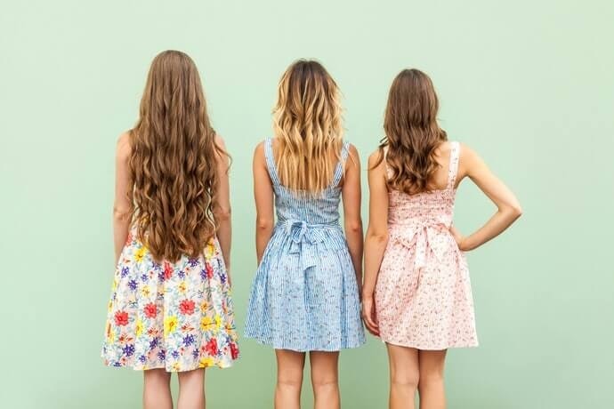 Rambut bergelombang, formula ringan dan mengandung minyak alami lebih disarankan