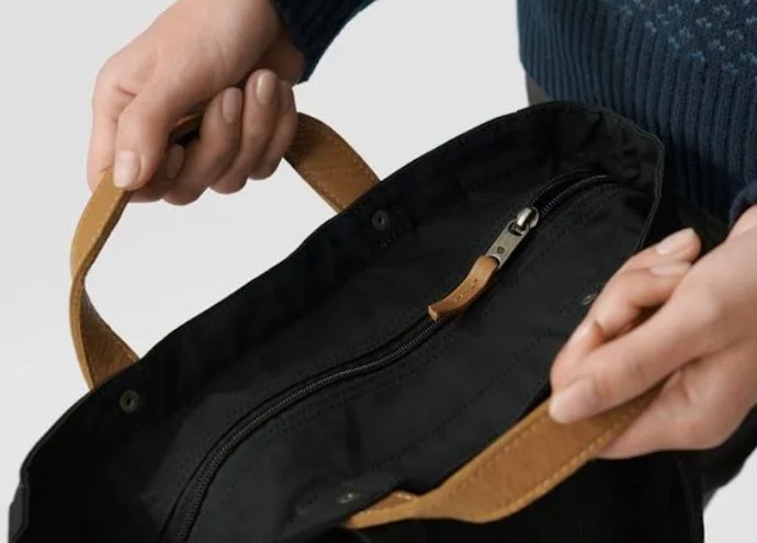 Tas dapat tertutup rapat dan berbahan kuat, untuk memastikan keamanan