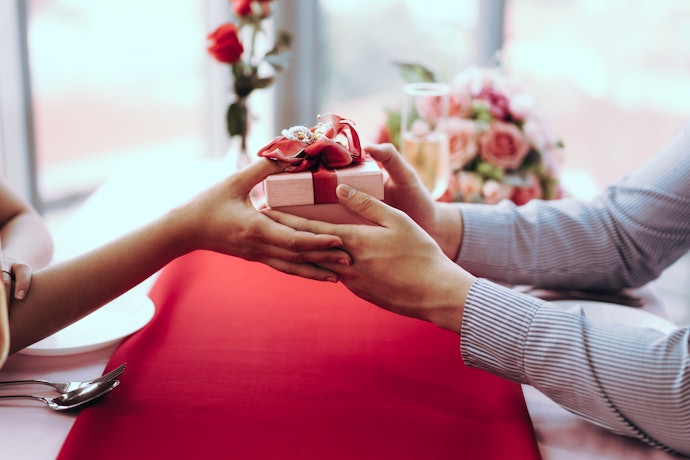 Untuk istri: Perhiasan, voucher perawatan, atau barang branded