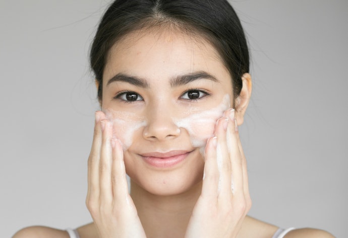 Untuk kulit berminyak atau kombinasi, gunakan facial wash dengan tekstur gel atau foam