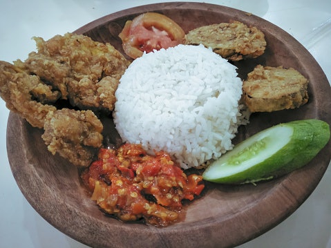 Kayu: Ringan dan praktis dibawa