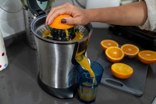 Tipe elektrik, bisa mendapatkan sari jeruk atau lemon dengan cepat dan praktis