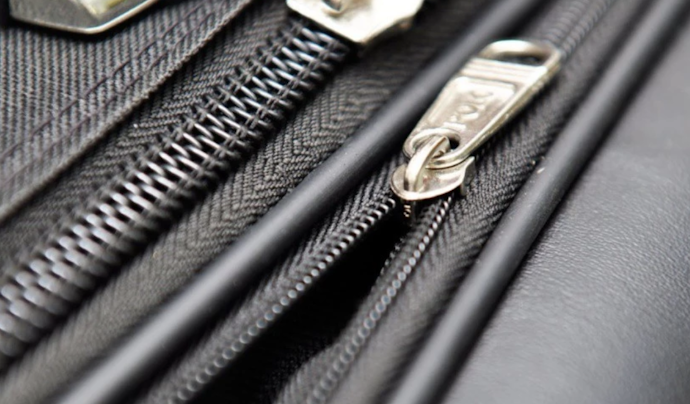 Pilih zipper expandable untuk menampung lebih banyak barang
