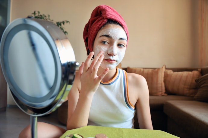 Hindari produk dengan kandungan alkohol, exfoliant, asam, essential oil, dan pewangi