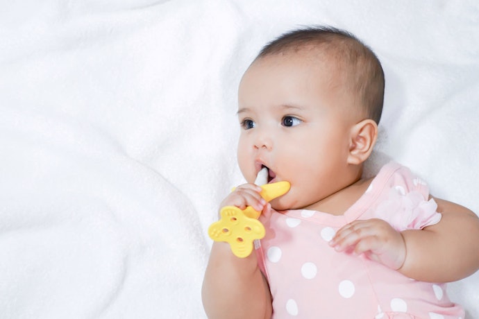 Utamakan teether berbahan silikon, apalagi bila bayi berusia di bawah 8 bulan atau bayi memiliki gusi yang sensitif