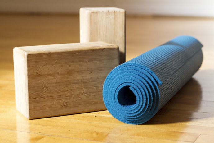 Untuk ibu hamil, carilah yoga block berbahan teak wood atau kayu jati yang lebih kokoh