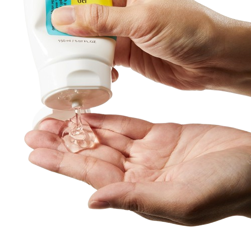 Pilih face wash yang bisa membersihkan dengan gentle; hindari micro beads