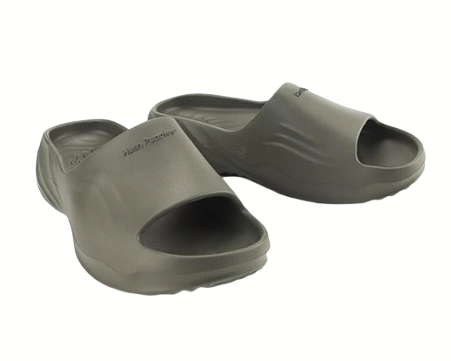 Hush Puppies: Sandal selop dengan desain keren yang tidak hanya ringan, tetapi juga empuk di kaki