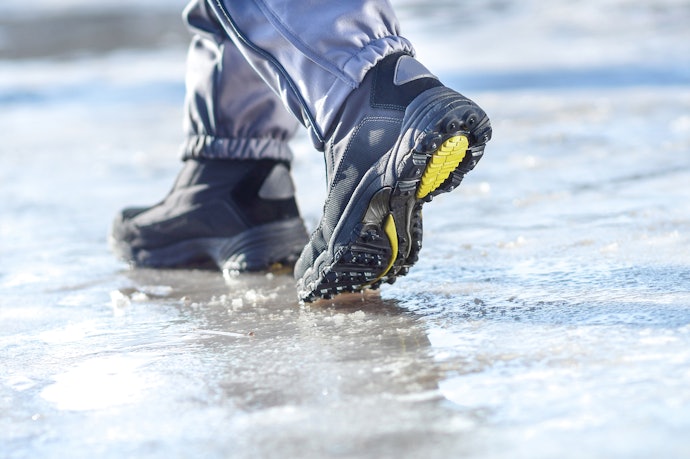 Waterproof, air tidak mudah masuk ke dalam sepatu