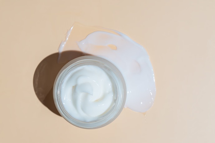 Untuk rambut yang berminyak, pilih hair creambath dengan kandungan vitamin E atau AHA