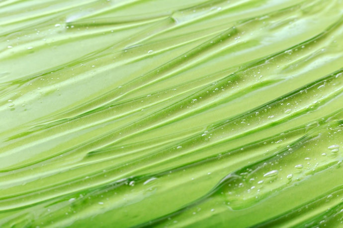 Bahan penenang seperti Aloe vera, menthol, dan esens mentimun: Redakan gejala panas dan perih dari beruntusan akibat iritasi