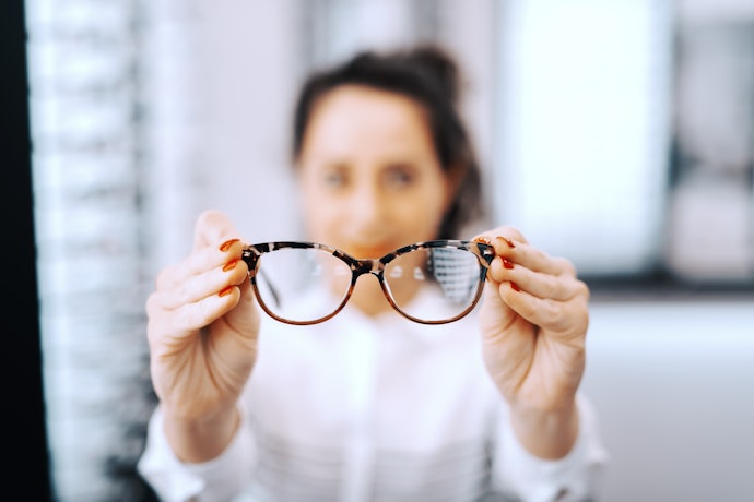 Jika minus <4, pilih softlens sesuai ukuran minus kacamata; bila minus ≥4, ambil minus lebih kecil dari ukuran minus kacamata