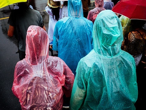 Lebih ringkas dengan jas hujan ponco plastik