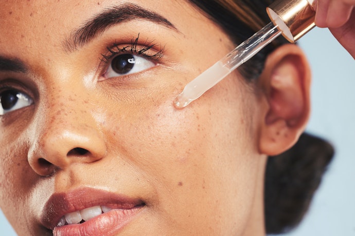 Untuk pemula dengan kulit kering: Pilih serum retinol dengan hyaluronic acid dan ceramide