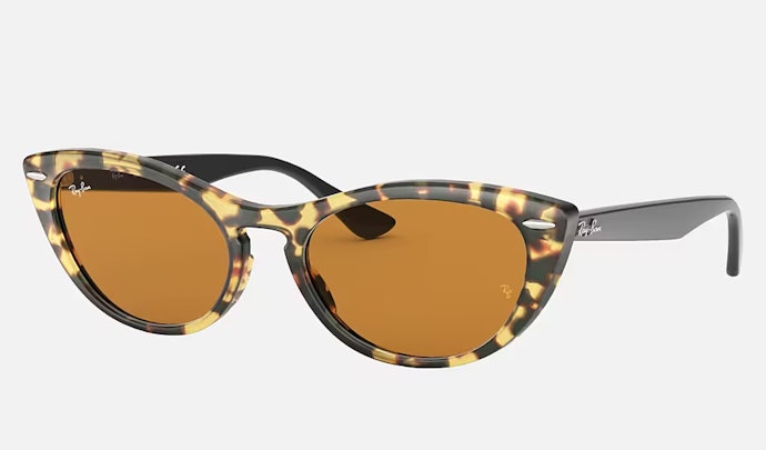Nina, model frame cat eye