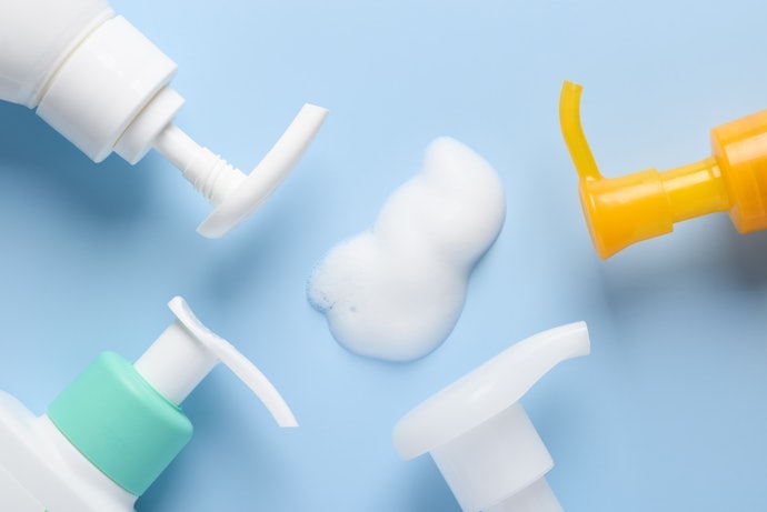 Untuk jerawat disertai kulit berminyak dan bruntusan: Pilih yang mengandung eksfolian seperti salicylic acid dan AHA