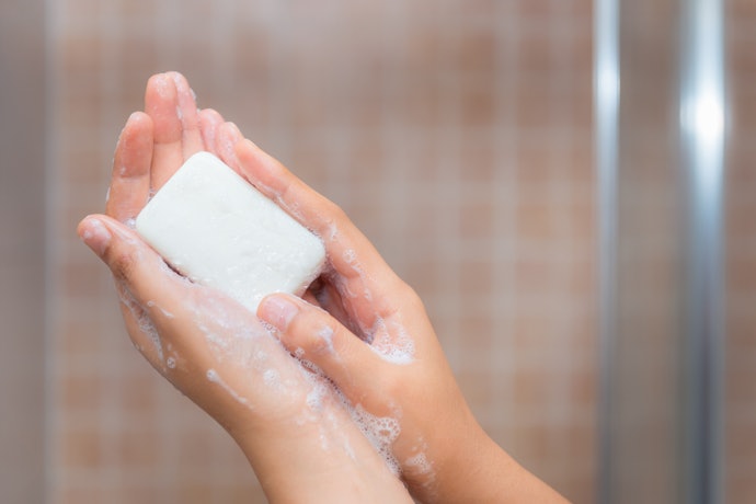 Pemilik eksim sebaiknya berhati-hati terhadap bahan exfoliant dan pencerah