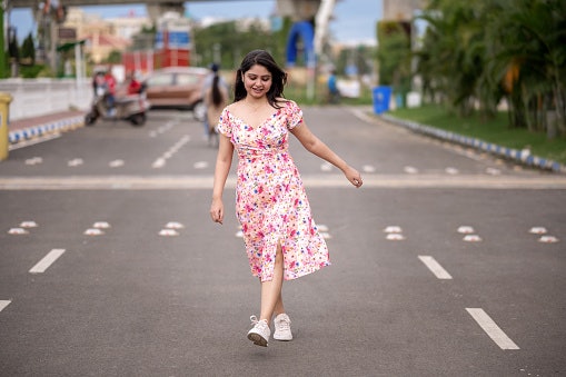 Midi dress, cocok untuk berbagai suasana